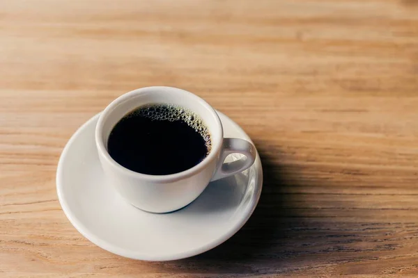 Una Tazza Bianca Caffè Scuro Messo Sulla Superficie Legno — Foto Stock