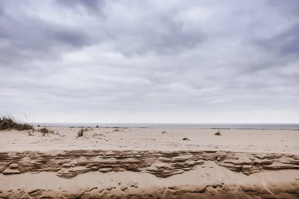 雲に覆われた空の下の砂浜 — ストック写真