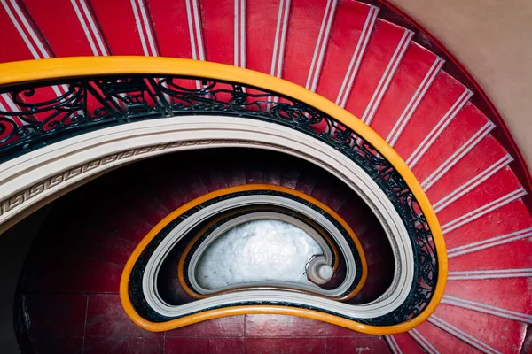 Ein Overhead Shot Von Spiralförmigen Roten Treppen Hintergrundkonzept — Stockfoto