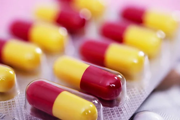 Közelkép Piros Sárga Kapszula Tablettákról Buborékcsomagolásban — Stock Fotó