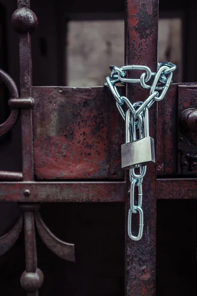 Een Slot Bevestigd Aan Een Ketting Die Metalen Poorten Gesloten — Stockfoto