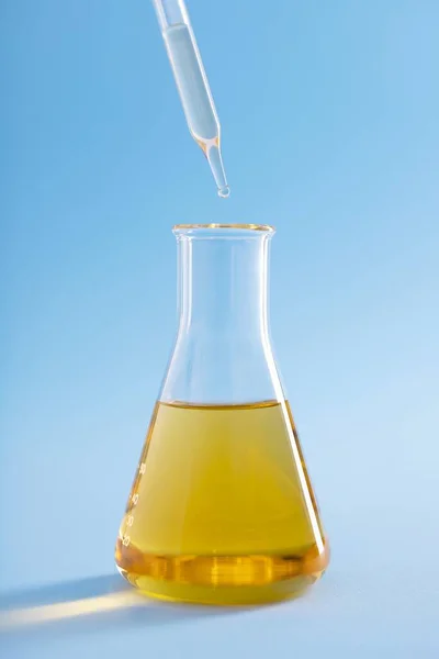 Primer Plano Vertical Gotero Sobre Frasco Erlenmeyer Con Líquido Amarillo — Foto de Stock