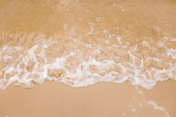 Golven Van Oceaan Het Lichtbruine Zand Van Het Strand — Stockfoto