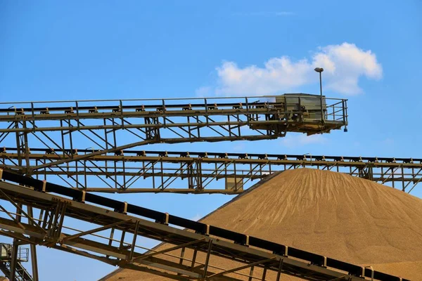 Guindaste Sobre Uma Colina Areia Uma Área Construção Industrial — Fotografia de Stock