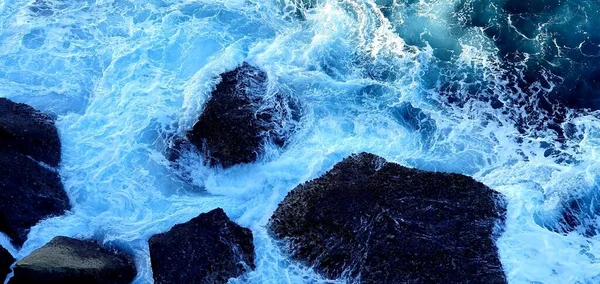 Vue Panoramique Une Mer Ondulée Contre Des Rochers Sous Lumière — Photo