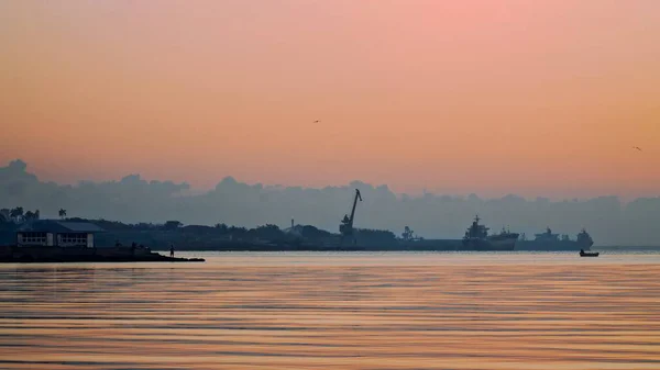 Eine Schöne Aufnahme Ruhigen Wassers Mit Einem Bunten Sonnenuntergang Hintergrund — Stockfoto