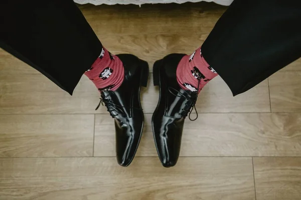 Primer Plano Del Novio Con Calcetines Rojos Zapatos Elegantes Negros — Foto de Stock