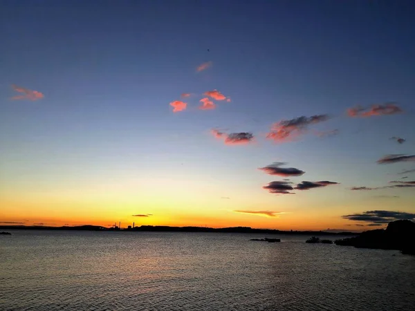 Een Prachtig Shot Van Een Zonsondergang Boven Het Water — Stockfoto