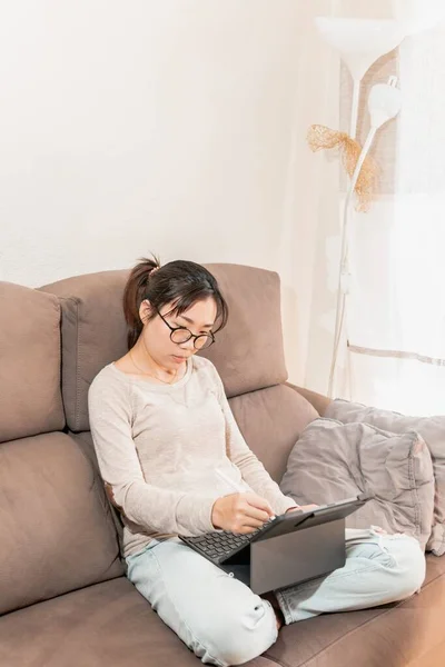 Una Joven Asiática Que Trabaja Una Tableta Desde Casa Debido — Foto de Stock