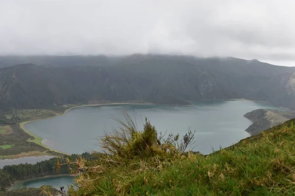 Portekiz Sisli Bir Günde Yakalanan Tepelerdeki Bir Gölün Yüksek Açılı — Stok fotoğraf