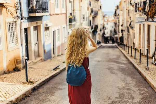 Uma Jovem Turista Vestido Vermelho Caminhando Por Uma Estrada Cercada — Fotografia de Stock