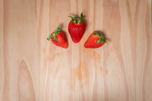 Las Tres Fresas Rojas Dulces Una Mesa Madera —  Fotos de Stock