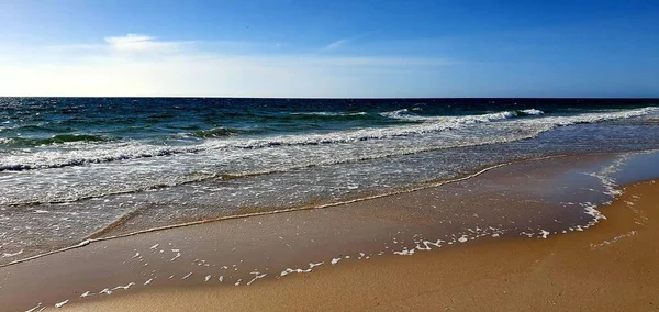 Praia Ondulada Capturada Durante Dia Dia Ensolarado — Fotografia de Stock