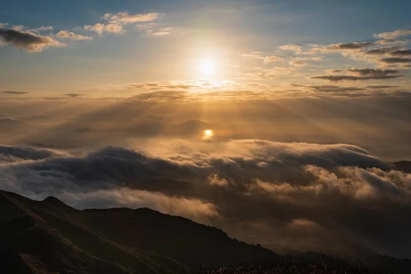 平和な海の上に息をのむような雲の形成と夕日の美しい景色 — ストック写真