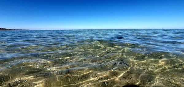 Plano Panorámico Mar Cristalino Bajo Cielo Azul Claro — Foto de Stock
