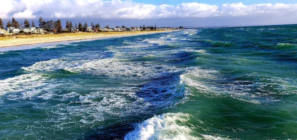 Der Wellige Strand Tagsüber Mit Wolken Himmel — Stockfoto