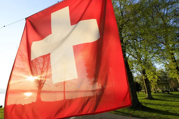 部分透明的瑞士国旗的特写镜头 — 图库照片