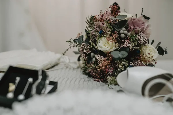 Tiro Foco Seletivo Casamento Lindo Buquê Com Sapatos Elegantes Brancos — Fotografia de Stock