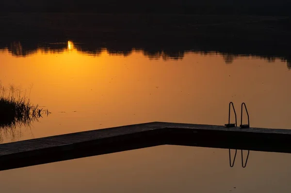 Une Photo Silhouette Une Piscine Près Lac Avec Une Soirée — Photo