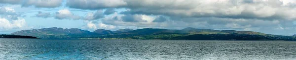 Tiro Panorâmico Uma Vista Panorâmica Lago Montanhas Sob Céu Nublado — Fotografia de Stock