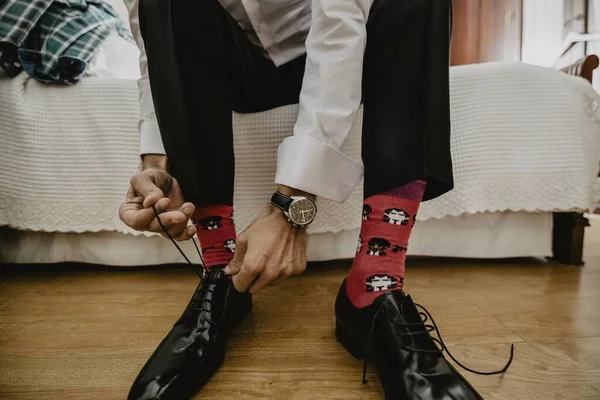 Closeup Shot Groom Red Socks Black Elegant Shoes — Stock Photo, Image