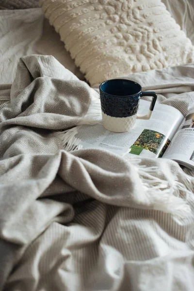 Una Hermosa Toma Café Mañana Cama Concepto Pereza Mañana — Foto de Stock