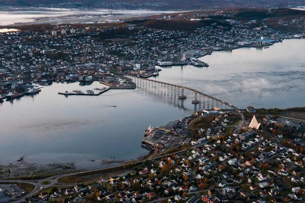 Una Fascinante Toma Aérea Del Paisaje Urbano Con Océano —  Fotos de Stock