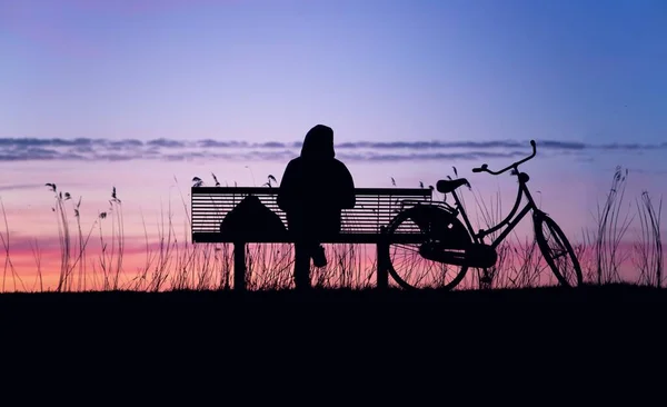 Silhouette Shot Female Sitting Wooden Bench Her Bicycle While Watching — Stock Photo, Image