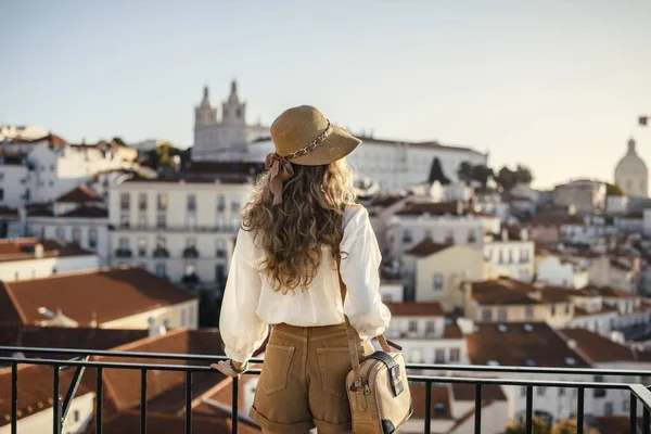 Ett Landskap Ung Kvinnlig Resenär Njuter Utsikten Gatorna Portugisiska Och — Stockfoto