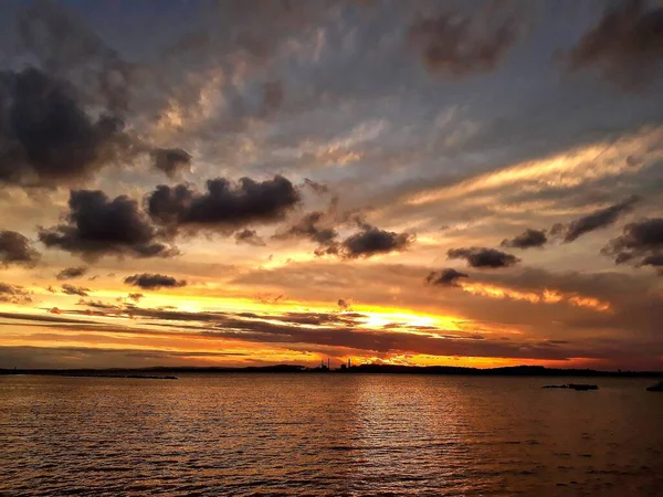 水面に沈む夕日の美しいショット — ストック写真