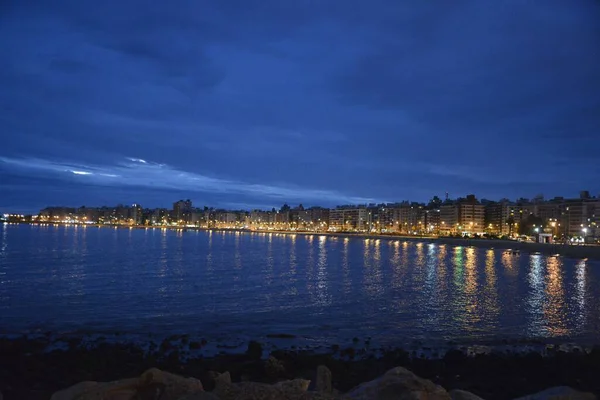 Ljusen Byggnaderna Vid Stranden Fångas Natten — Stockfoto