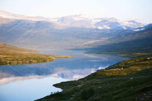 Horisontell Bild Den Vackra Utsikten Över Den Lugna Sjön Gröna — Stockfoto