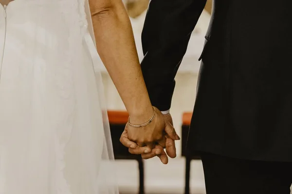 Widok Bliska Małżeństwo Trzymające Się Ręce — Zdjęcie stockowe