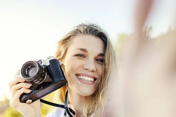 Uno Scatto Ravvicinato Una Donna Bionda Sorridente Vestita Alla Moda — Foto Stock