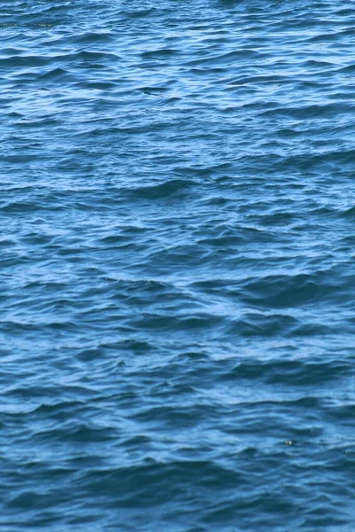 Gros Plan Vertical Des Vagues Mer Capturées Pendant Journée — Photo