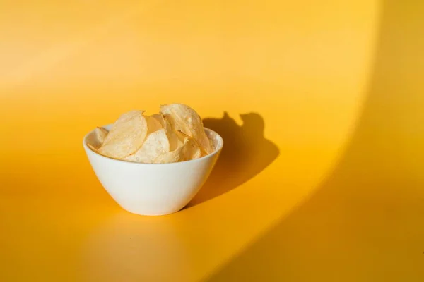 Primer Plano Papas Fritas Tazón Vidrio Blanco Sobre Fondo Amarillo —  Fotos de Stock