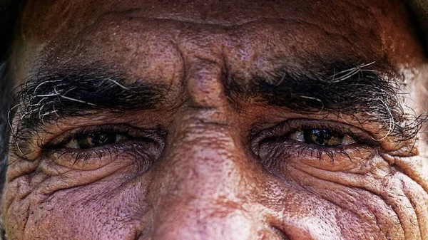 Närbild Gammal Mans Kloka Bruna Ögon Med Ett Vänligt Uttryck — Stockfoto