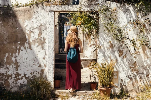 Ένα Τοπίο Στιγμιότυπο Μιας Νεαρής Γυναίκας Ταξιδιώτη Απολαμβάνοντας Θέα Στους — Φωτογραφία Αρχείου