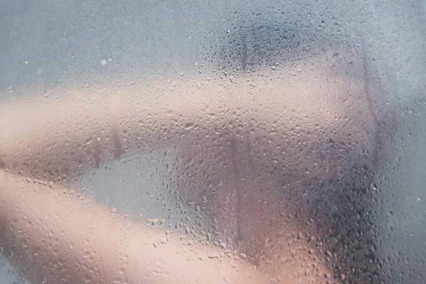 Une Figure Féminine Dans Une Cabine Douche Derrière Verre Mouillé — Photo