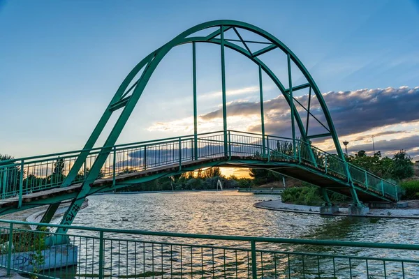 Красивый Снимок Зеленого Моста Через Реку Закатом Неба — стоковое фото