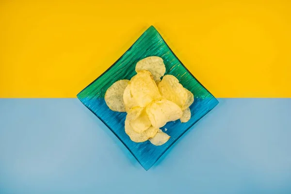 Overhead Shot Plain Potato Chips Blue Glass Plate Yellow Blue — Stock Photo, Image