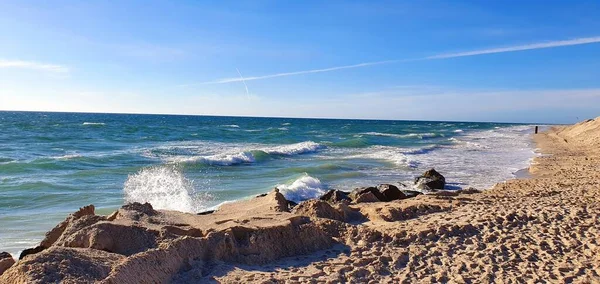 Falista Plaża Zdobyta Ciągu Dnia Słoneczny Dzień — Zdjęcie stockowe