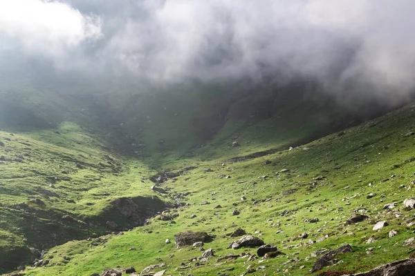 Plano Panorámico Montañas Verdes Con Nubes Oscuras Que Bajan Los —  Fotos de Stock