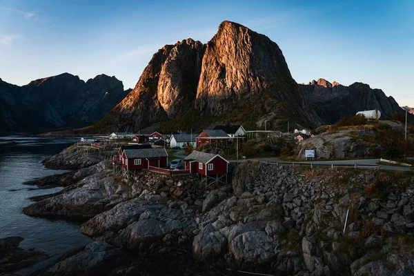 Dech Beroucí Snímek Hornaté Krajiny Oceánem Zajatým Reine Norsko — Stock fotografie