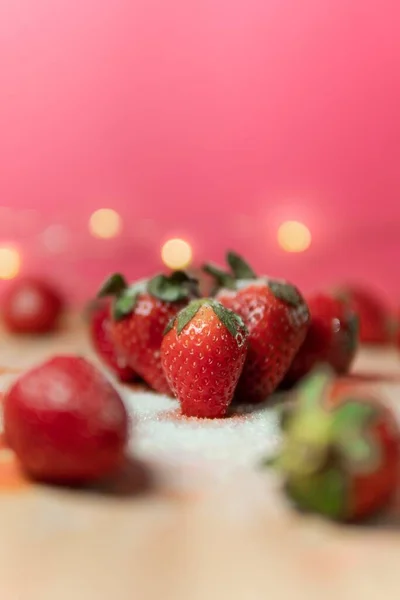 Die Frischen Roten Erdbeeren Mit Zucker Auf Einem Holztisch — Stockfoto
