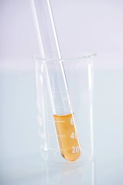 Κοντινό Πλάνο Δοκιμαστικού Σωλήνα Κίτρινο Υγρό Μέσα Ποτήρι Ζέσεως Λευκό — Φωτογραφία Αρχείου