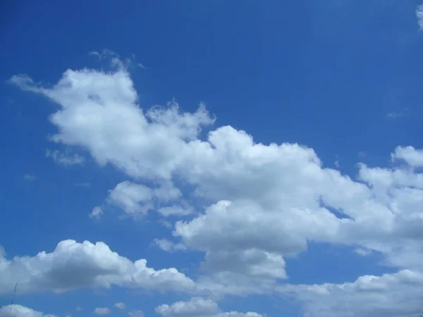 Ein Flacher Schuss Wasserdampf Kondensiert Tagsüber Den Wolken — Stockfoto