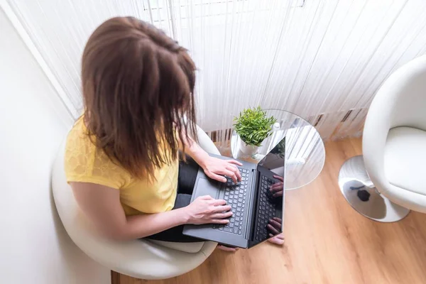 Una Mujer Sentada Una Silla Usando Portátil Regazo — Foto de Stock