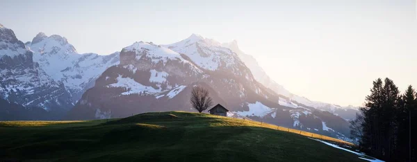 Une Cabane Dans Beau Paysage Entouré Montagnes Rocheuses Sous Ciel — Photo