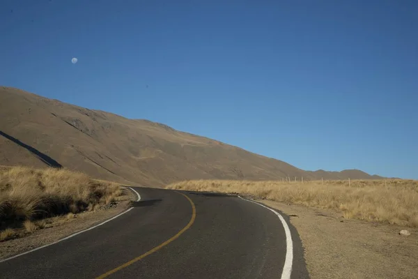 Ένας Δρόμος Στην Έρημο Που Αιχμαλωτίστηκε Μια Ηλιόλουστη Μέρα Φεγγάρι — Φωτογραφία Αρχείου